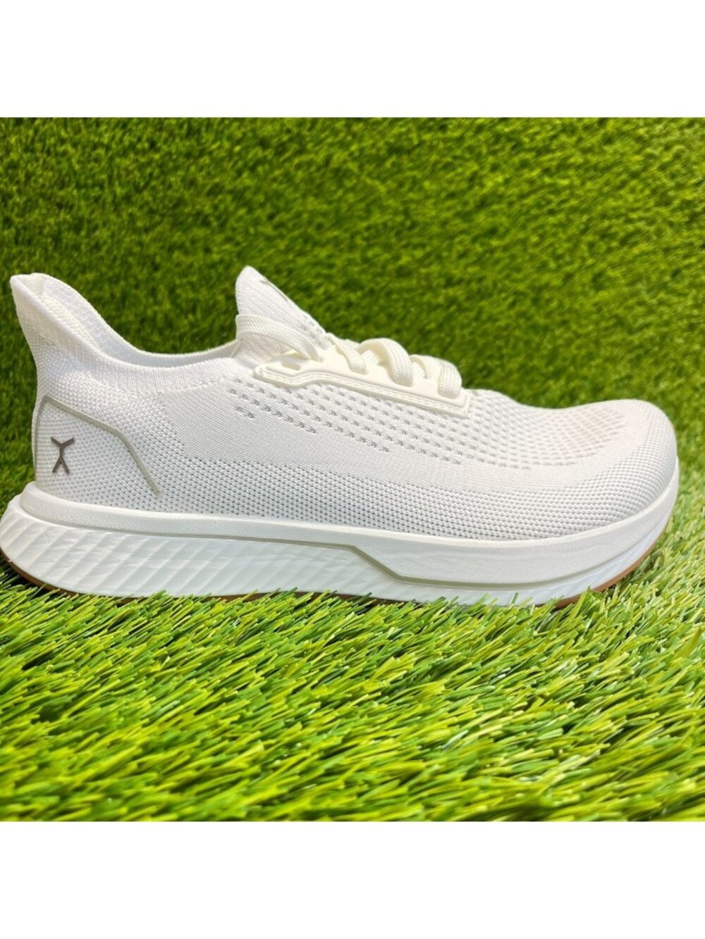 Flux Adapt Runner White Gum Womens Size 7 Running Athletic Walking Knit Shoes